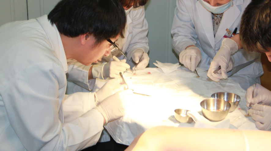 백반증 환자를 위한 표피이식(Epidermal Grafting) 시술 모습